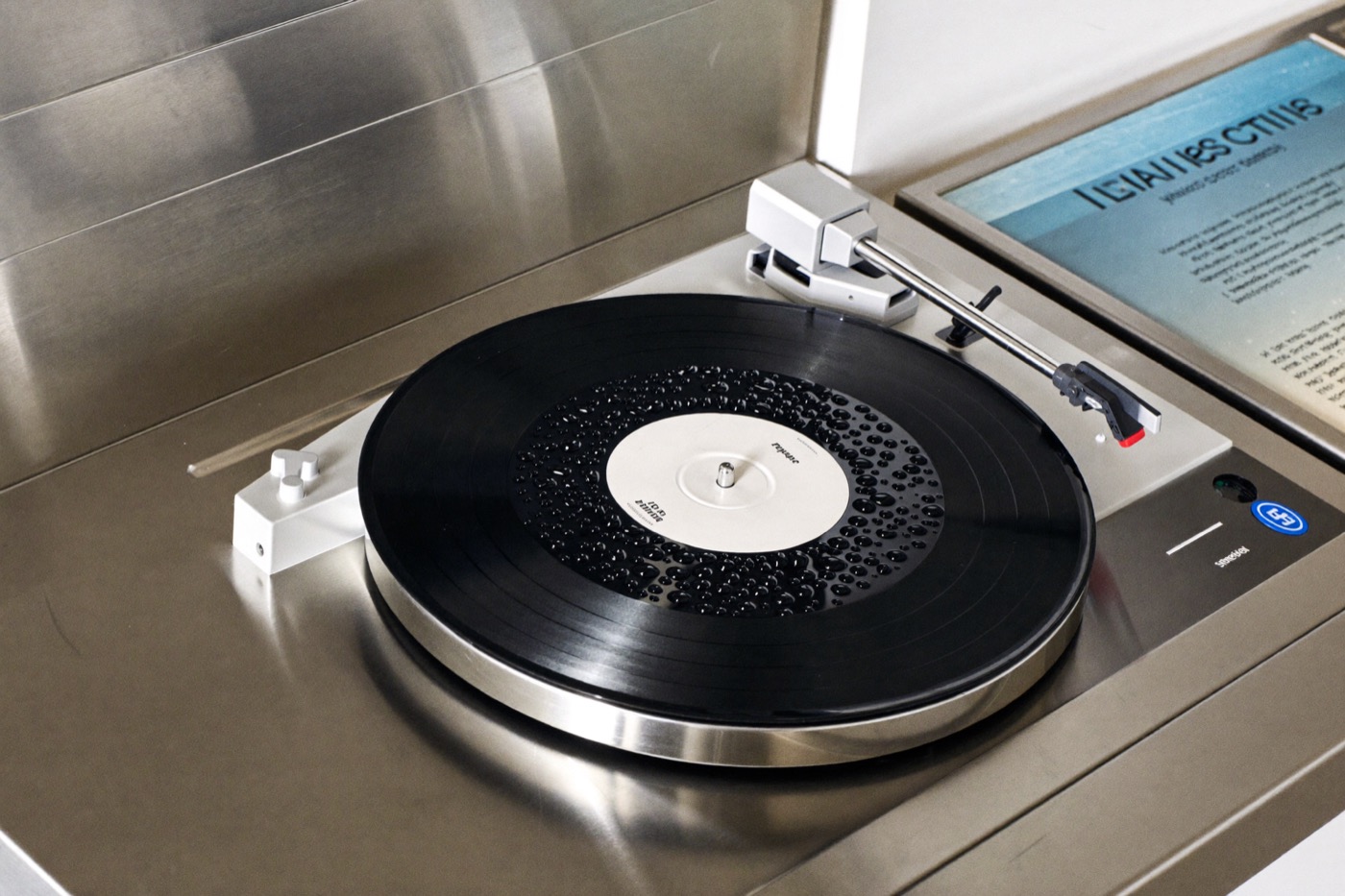 Disco in vinile estratto da una vasca di lavaggio a ultrasuoni