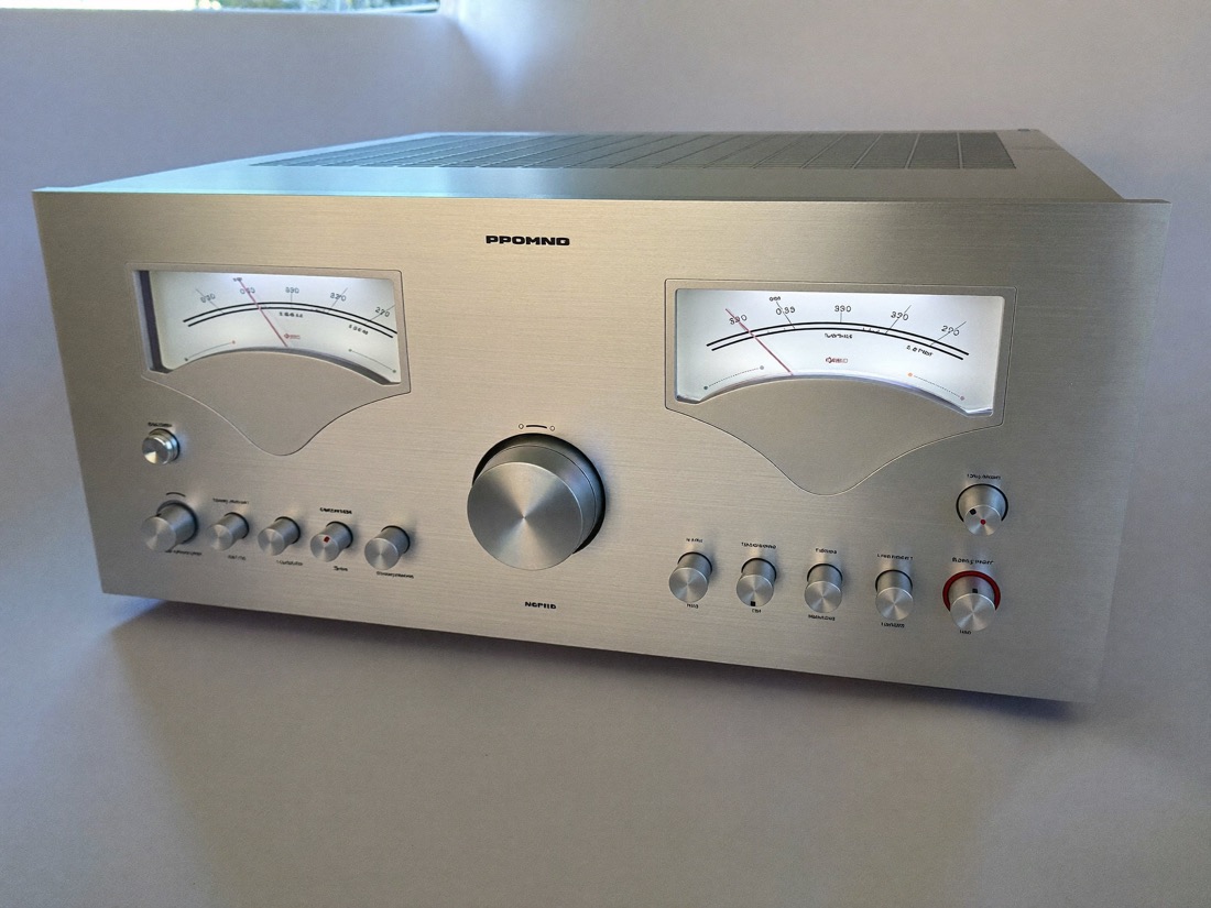Amplificatore integrato in alluminio con due strumenti a lancetta