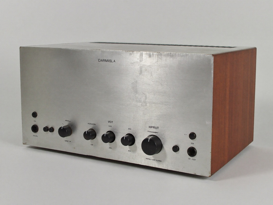 Amplificatore vintage con frontale in alluminio spazzolato e fianchi in legno